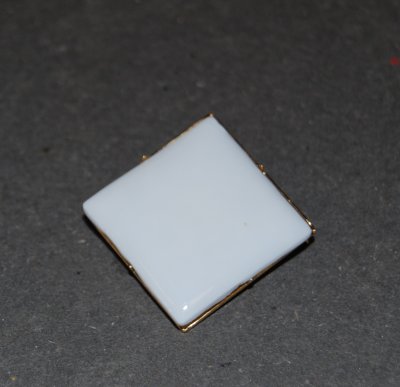 Brosch guldfärg platta 28x28mm