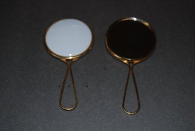 Handspegel Guldfärg platta 5,5cm hela spegeln 12cm lång